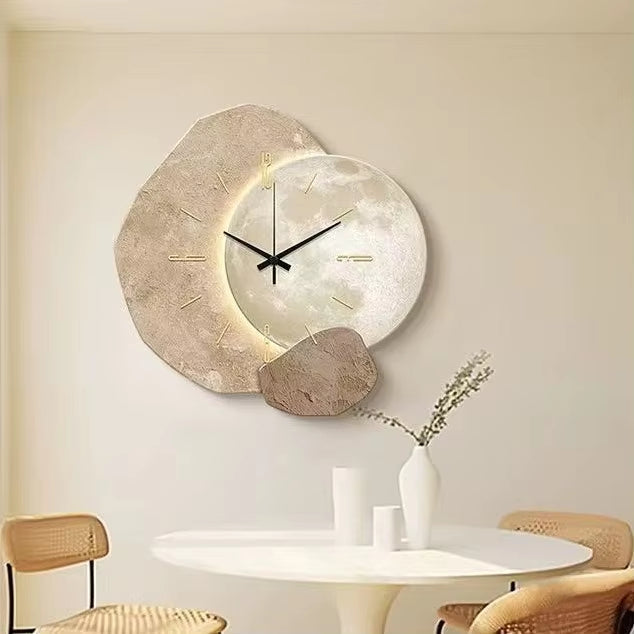 Närbild av beige väggklocka i minimalistisk måndesign