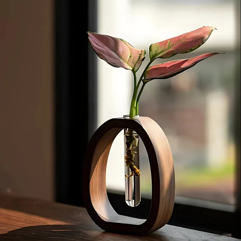 Dekorativ blomsterhÄllare i trÀ med en enstaka blomma