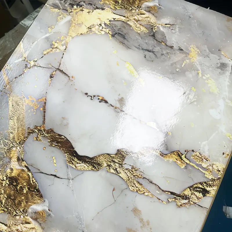 Självhäftande dekorplast applicerad på slät yta med lyxig marmorfinish