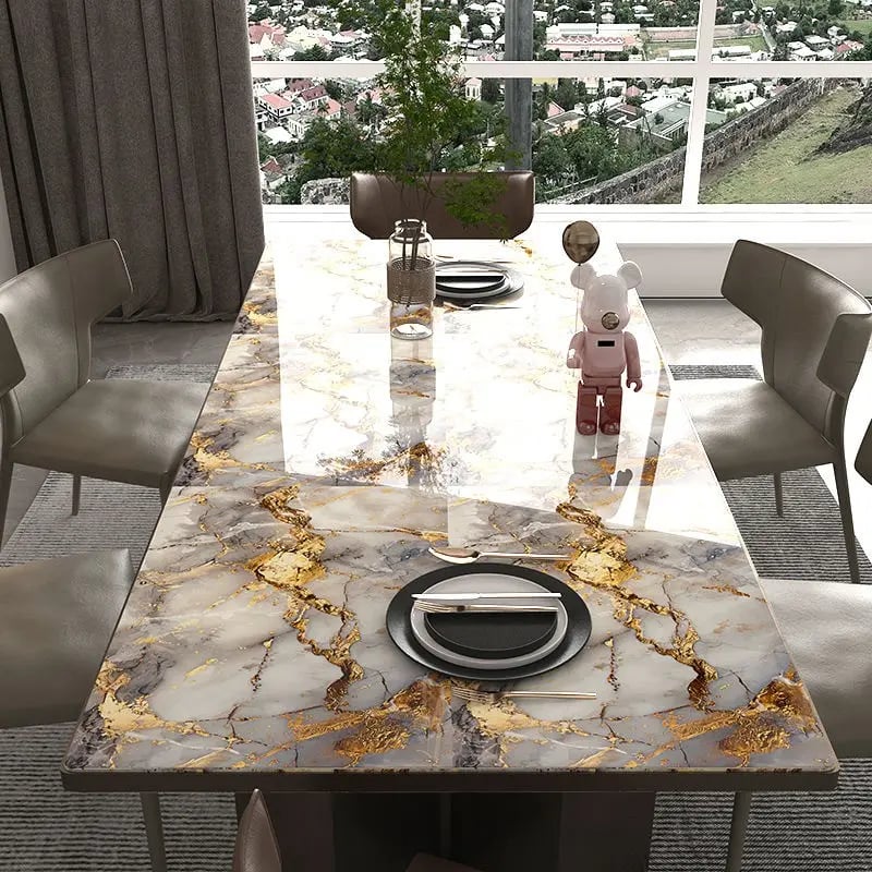 Marmortapet på vägg som skapar en elegant och modern inredningskänsla