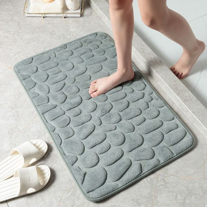 Memoryskumsmatta för badrum, placerad intill duschen