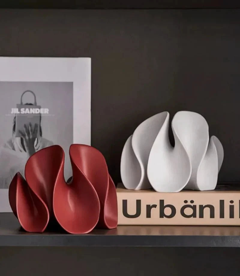Dekorativ abstrakt skulptur som kompletterar modern inredning