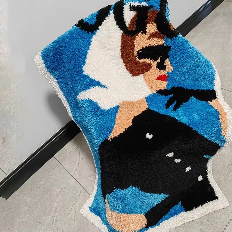 Mjuk tuftad matta placerad framför en soffa
