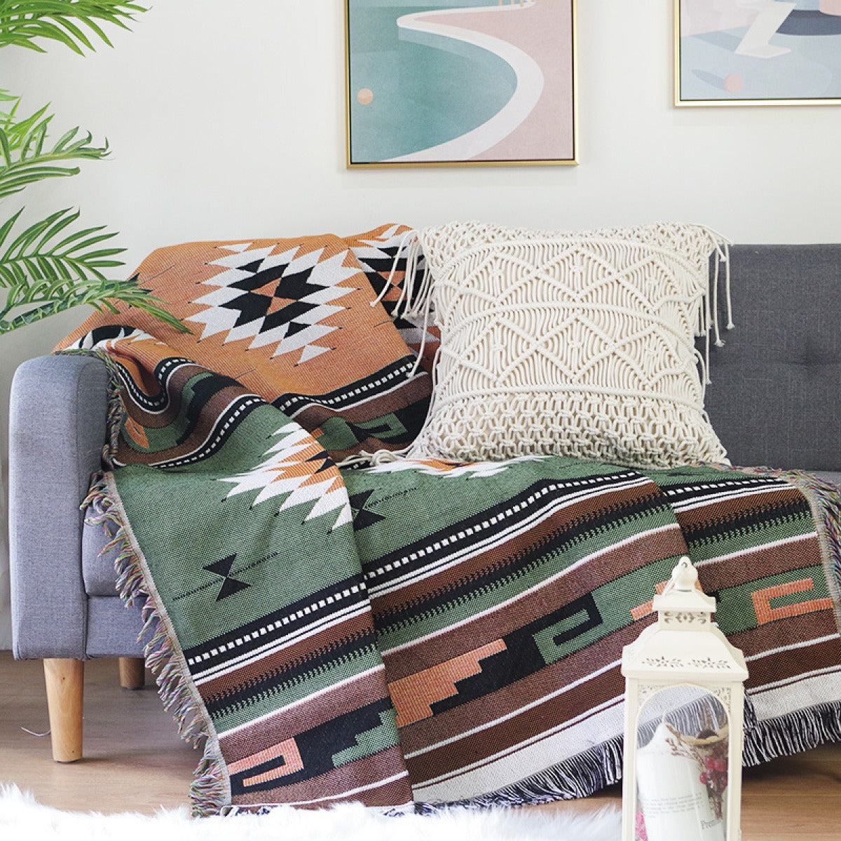 Närbild av soffpläd i polyester med dekorativt bohemiskt mönster