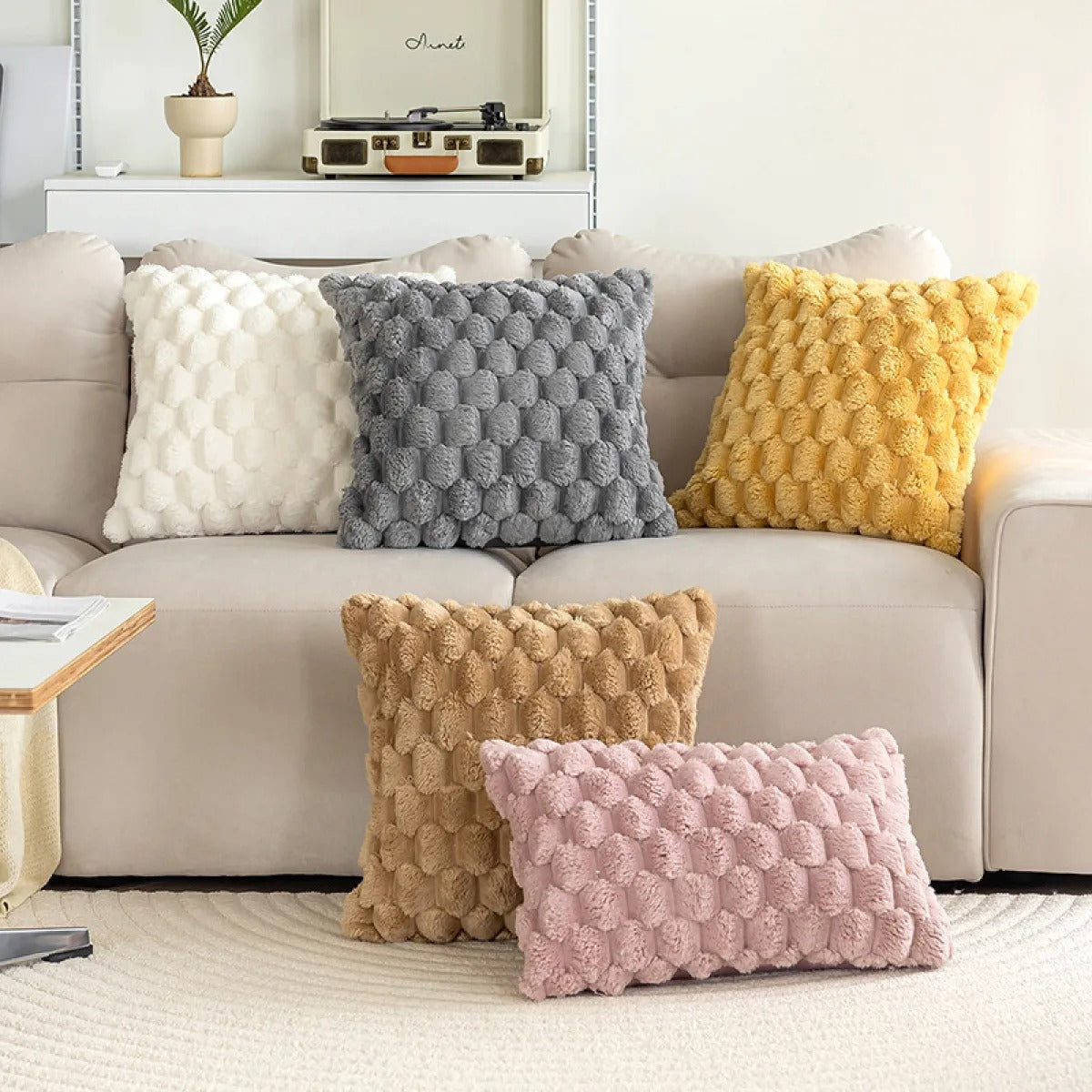 Velourkuddfodral 45 x 45 cm på ljus stol i enfärgad design