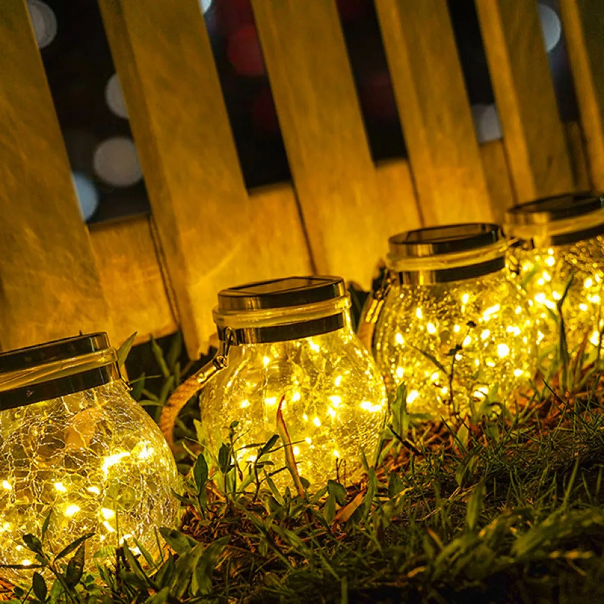 Närbild av solarlampa i glas med detaljerad struktur och mjukt sken