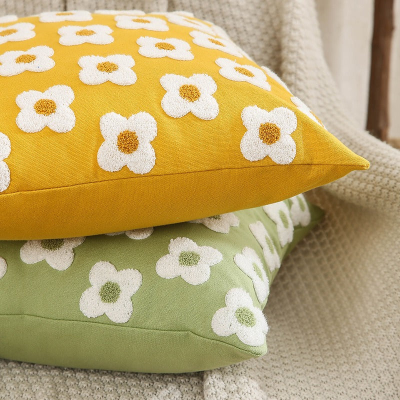 Kuddfodral i jacquard med brodyr sett från sidan