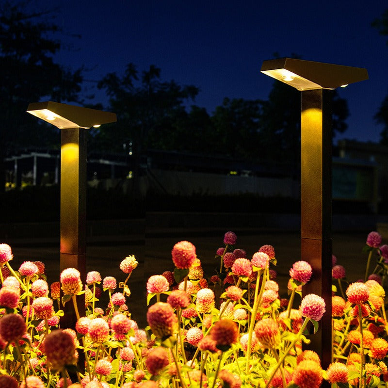 Trädgårdslampa med solpanel och markspett i stilren utformning