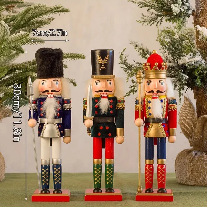 Nötknäpparfigur i färgglad design för traditionell julinredning