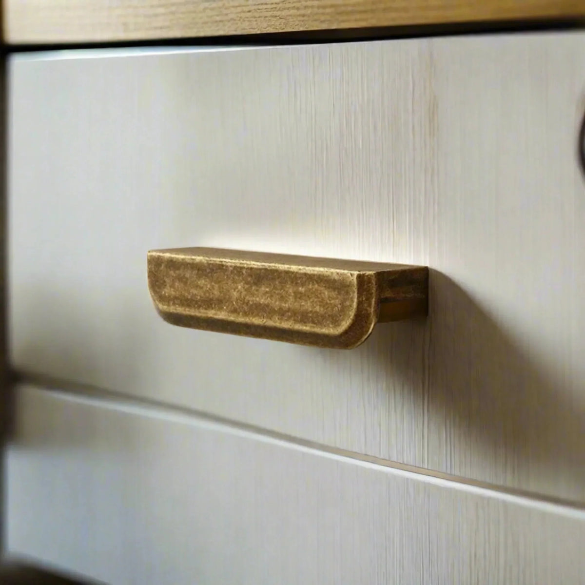 Möbelbeslag med klassisk design och antik bronsfinish