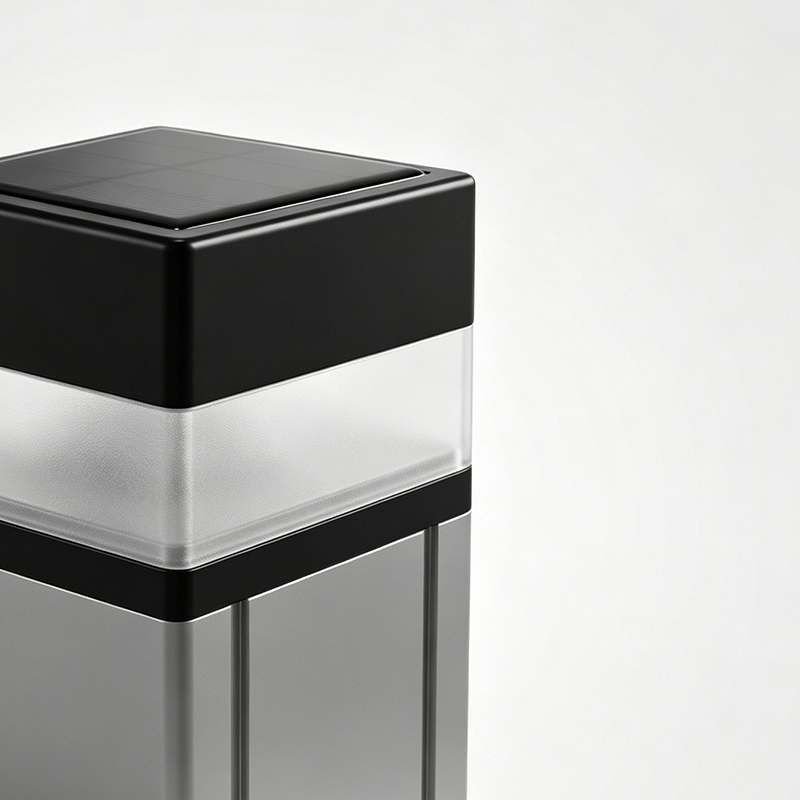 Modern solarlampa som lyser upp altan och trädgård