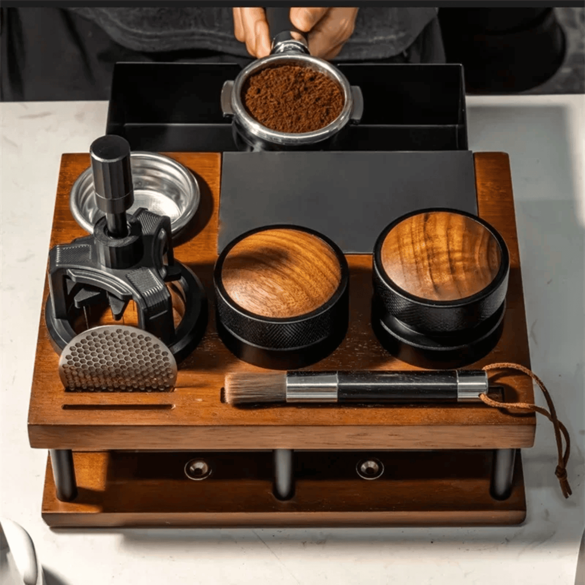 Organiserad espressostation med plats för portafilter och tamper