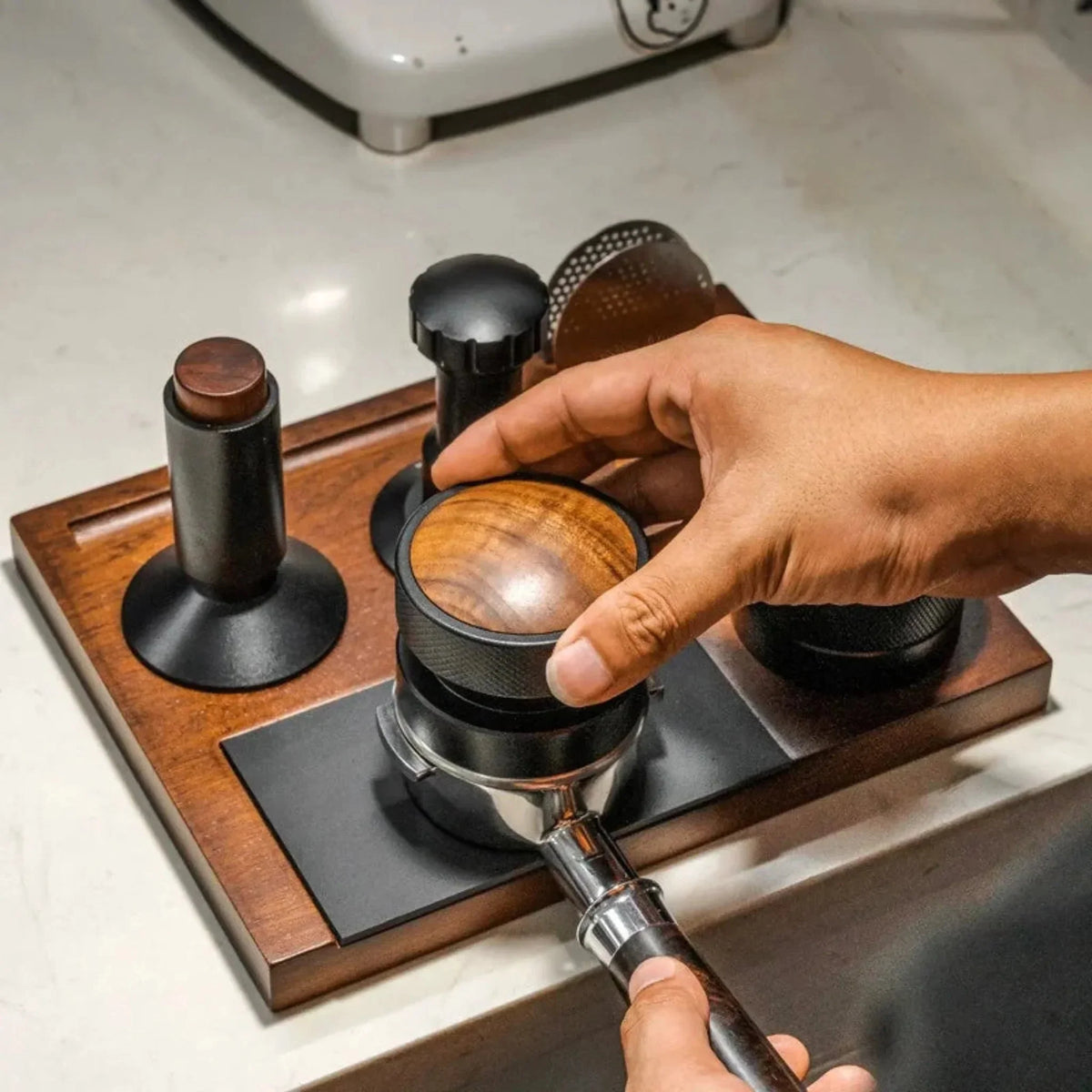 Espressostation med utdragbar sumpbehållare för kaffesump