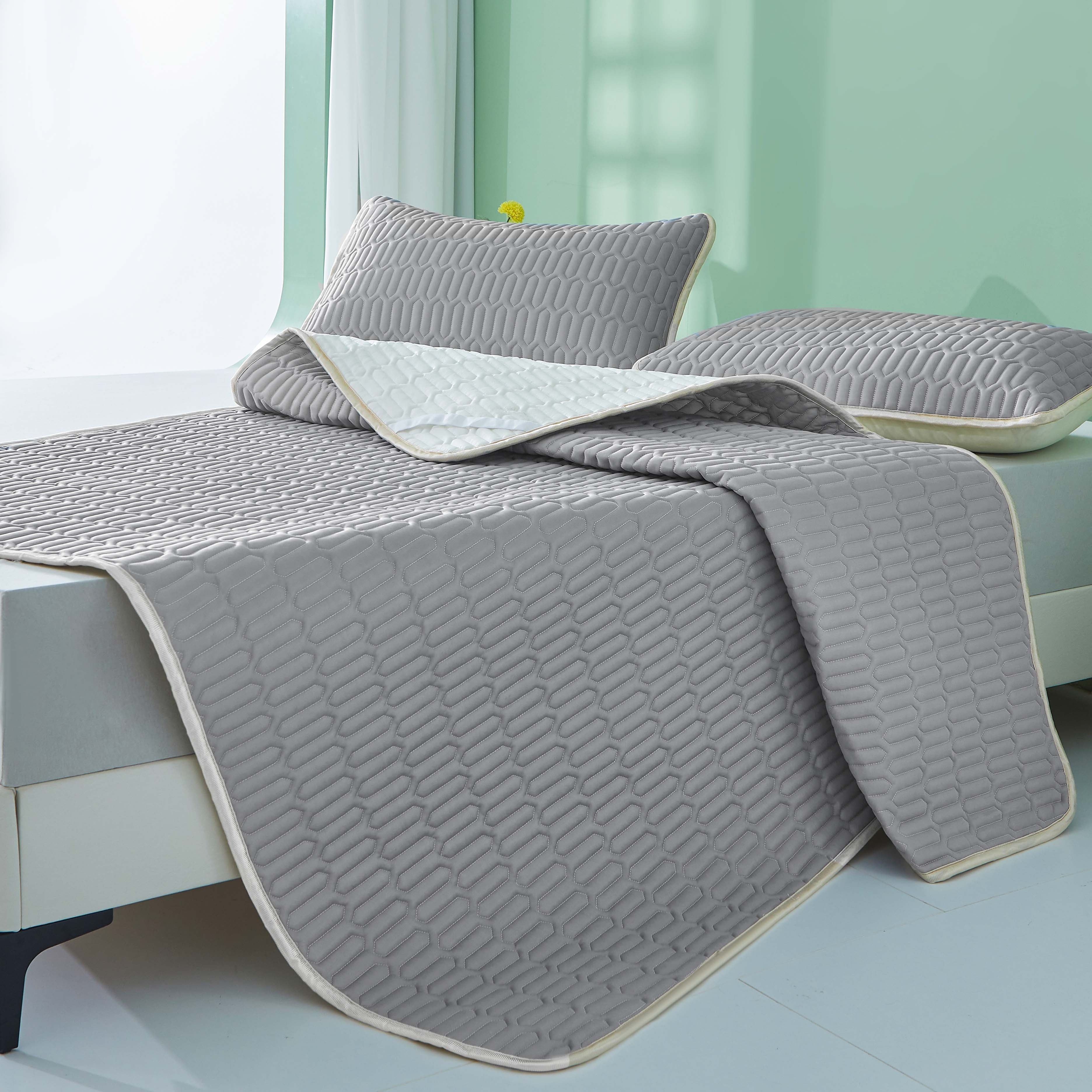 Detaljbild av svaltäcke med jämn quiltning och mjuk finish