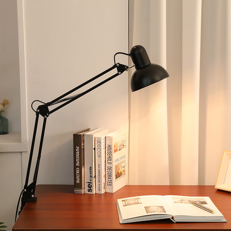 Justerbar skrivbordslampa med praktisk bordsklämma