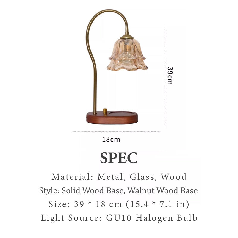 Bordslampa i glas och trä som dekorativ inredningsdetalj