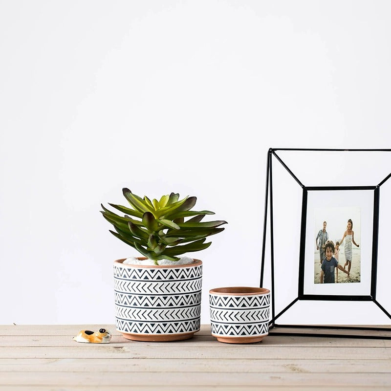 Närbild av keramikvas med strukturerad yta och nordisk design