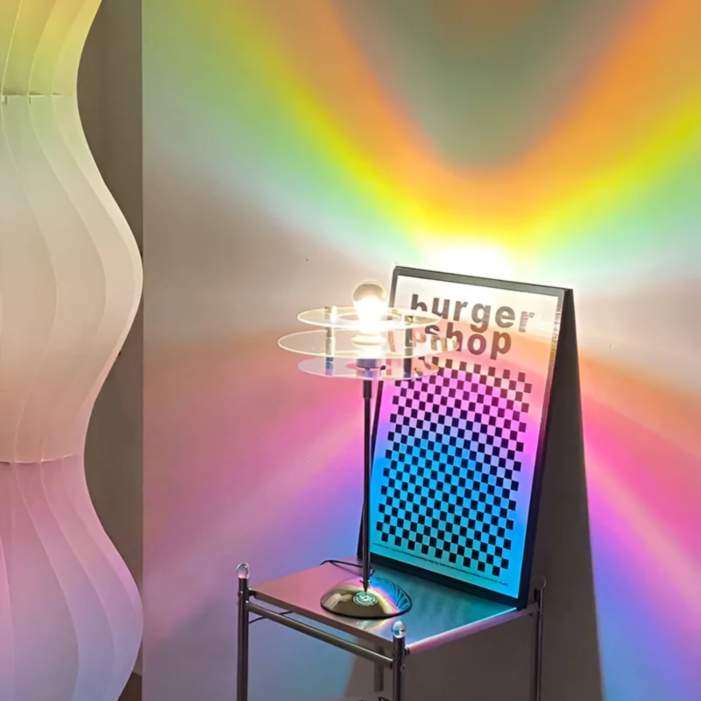 Retroinspirerad bordslampa med dekorativ skivform