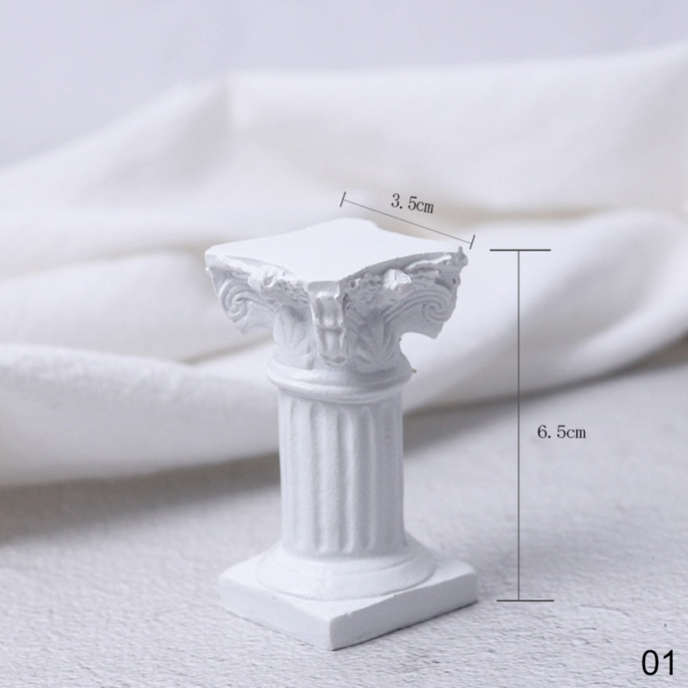 Ljusstake i keramik med Light Academia-design