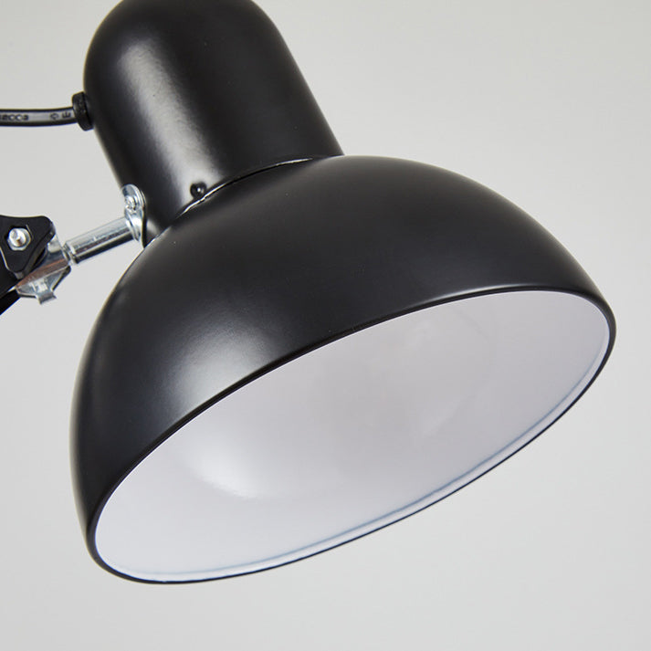 Justerbar lampa placerad vid en dator på skrivbordet