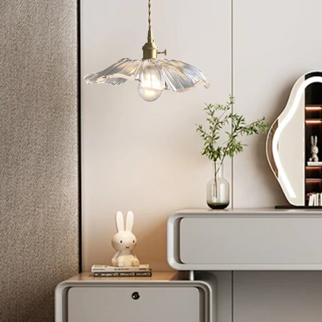 Lotusdesignen på hänglampans dekorativa glasskärm
