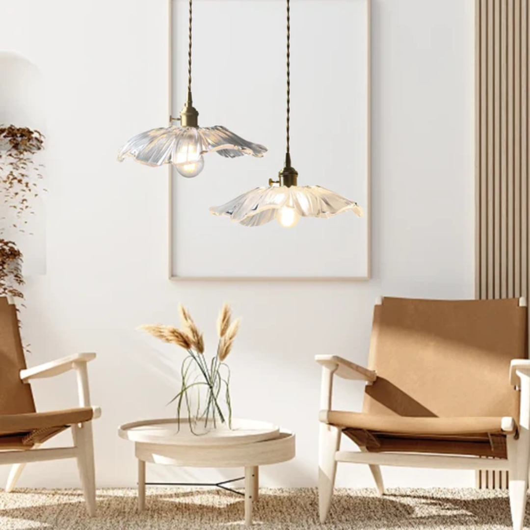 Detaljbild av hänglampans mönstrade glasskärm