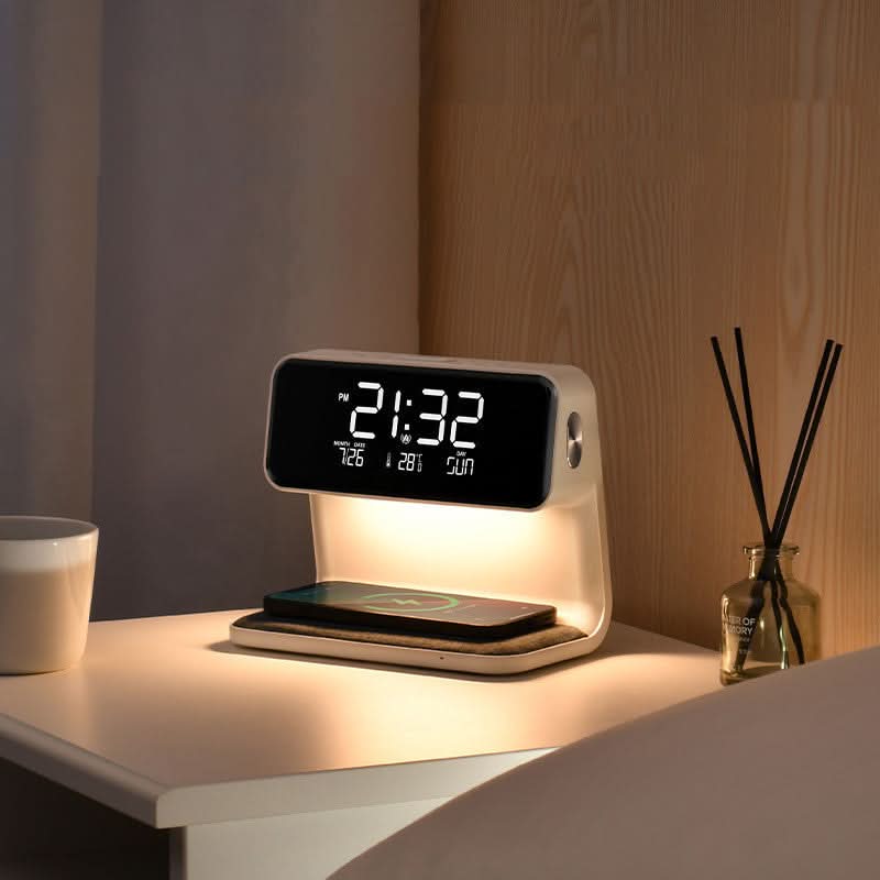 Bordslampa med trådlös laddning och LCD-väckarklocka på vitt underlag