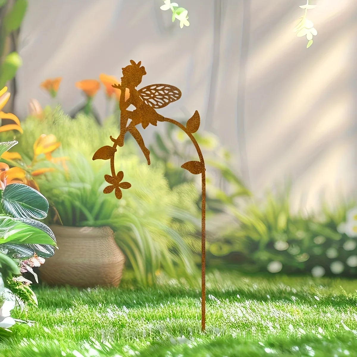 Trädgårdssticka i metall med blomsterälva i rostlook för rabatt eller gräsmatta