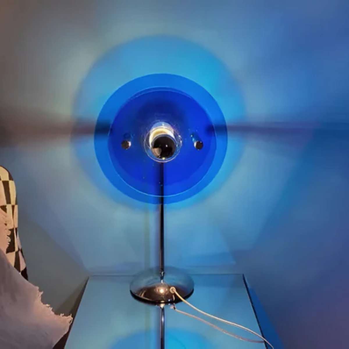 Bordslampa med vintageutseende placerad som heminredning