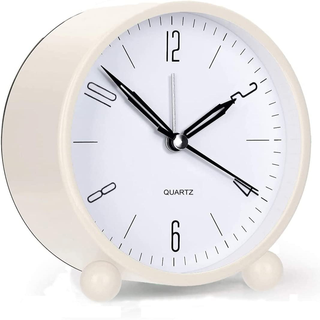 Kompakt analog väckarklocka på vit bakgrund