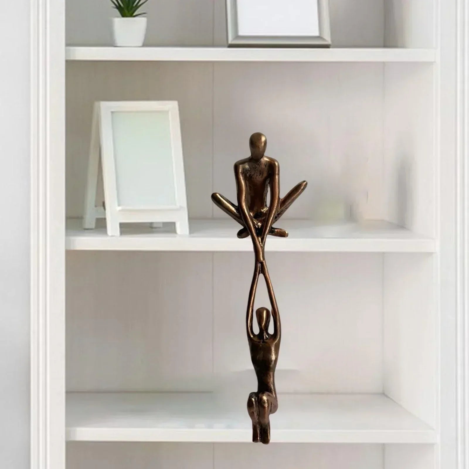 Skulptur för kärlek och styrka som inredningsdetalj