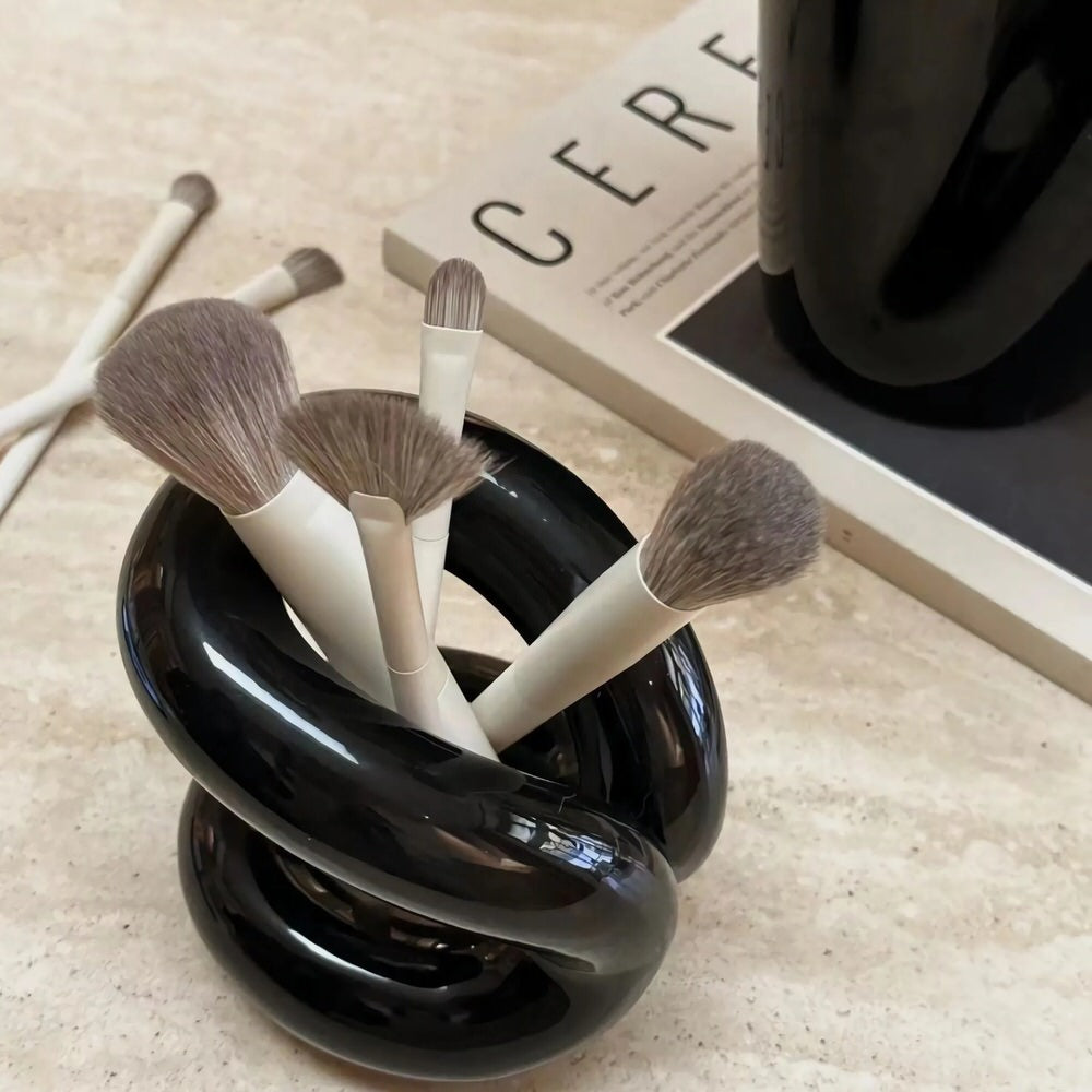 Keramiskt sminkborstställ med kurvig design