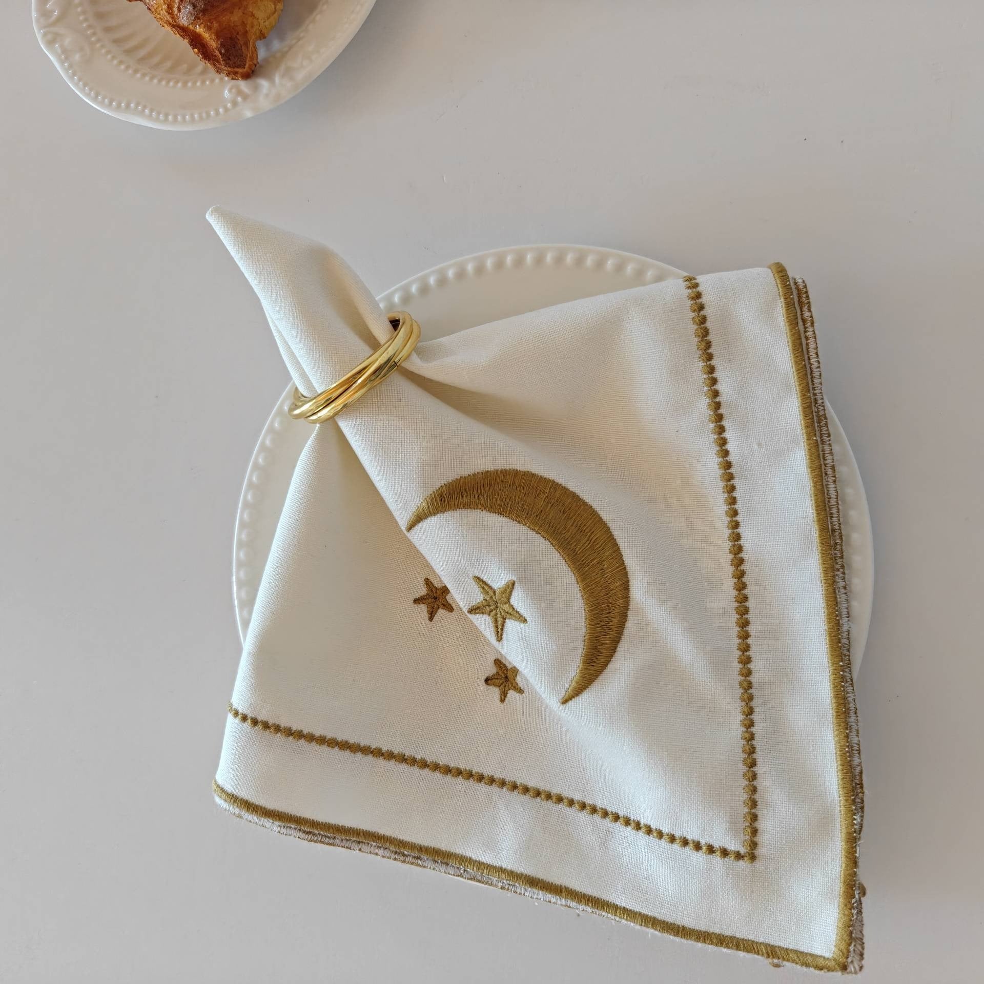 Bomullsservetter med broderade stjärnor och månar