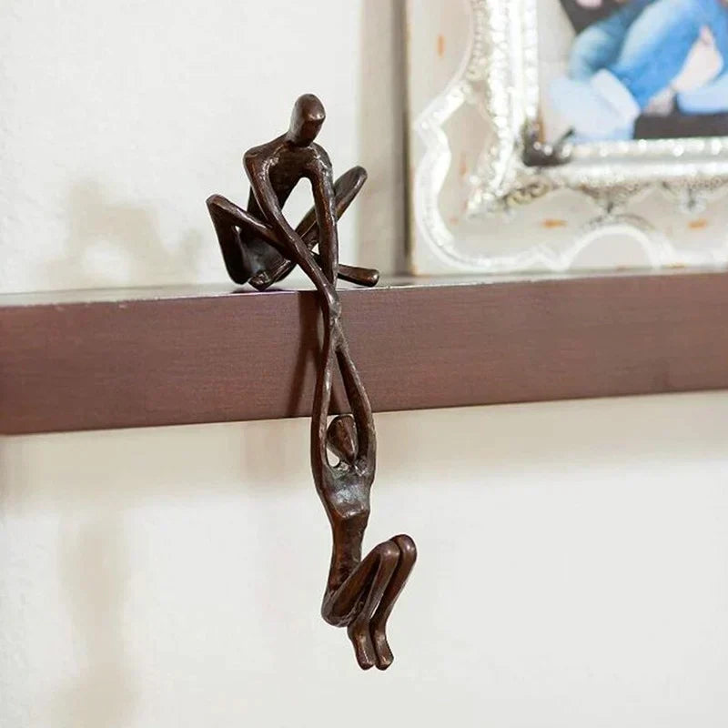 Dekorationsfigur placerad på ett bord i hemmet