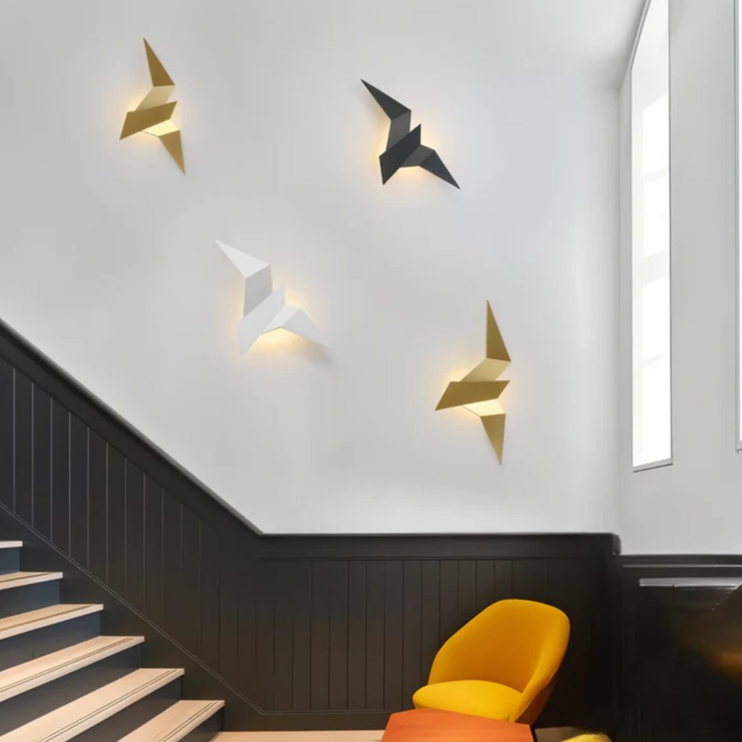 Vägglampa i origamidesign monterad på en ljus vägg