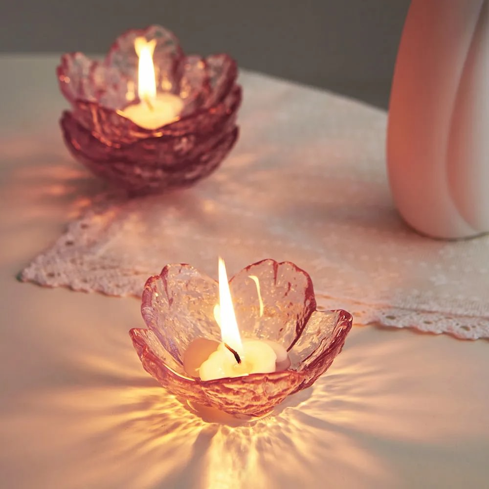 Ljuslykta i keramik med rosa blomdesign