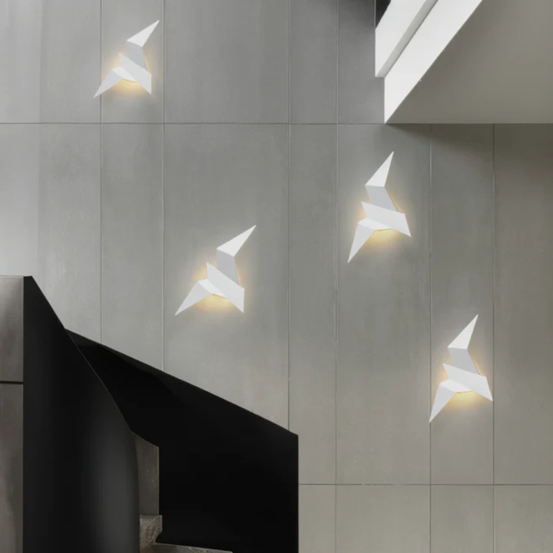 Modern origamivägglampa som lyser upp en stilren inredning
