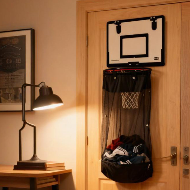Tvättkorg i basketdesign med nätnät upphängd på en dörr