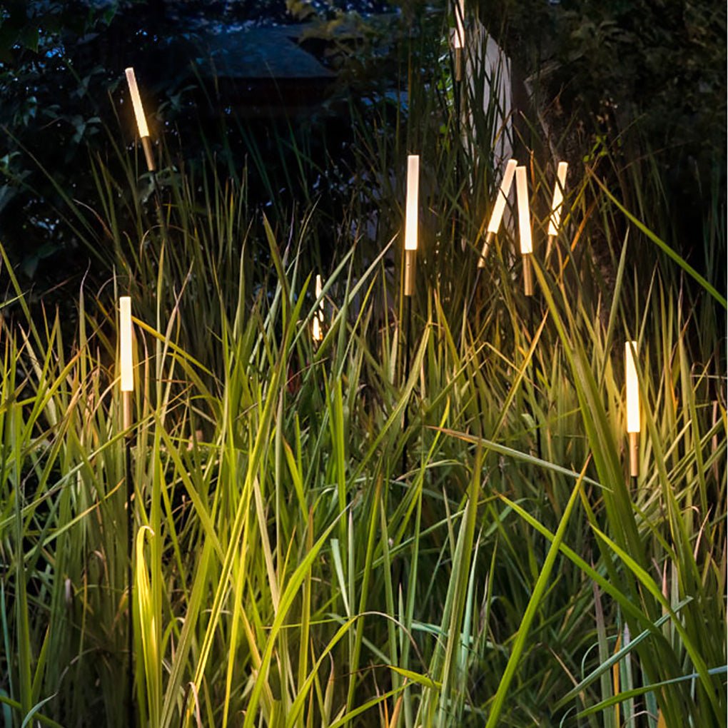 Vassliknande trädgårdslampa med LED installerad i rabatt