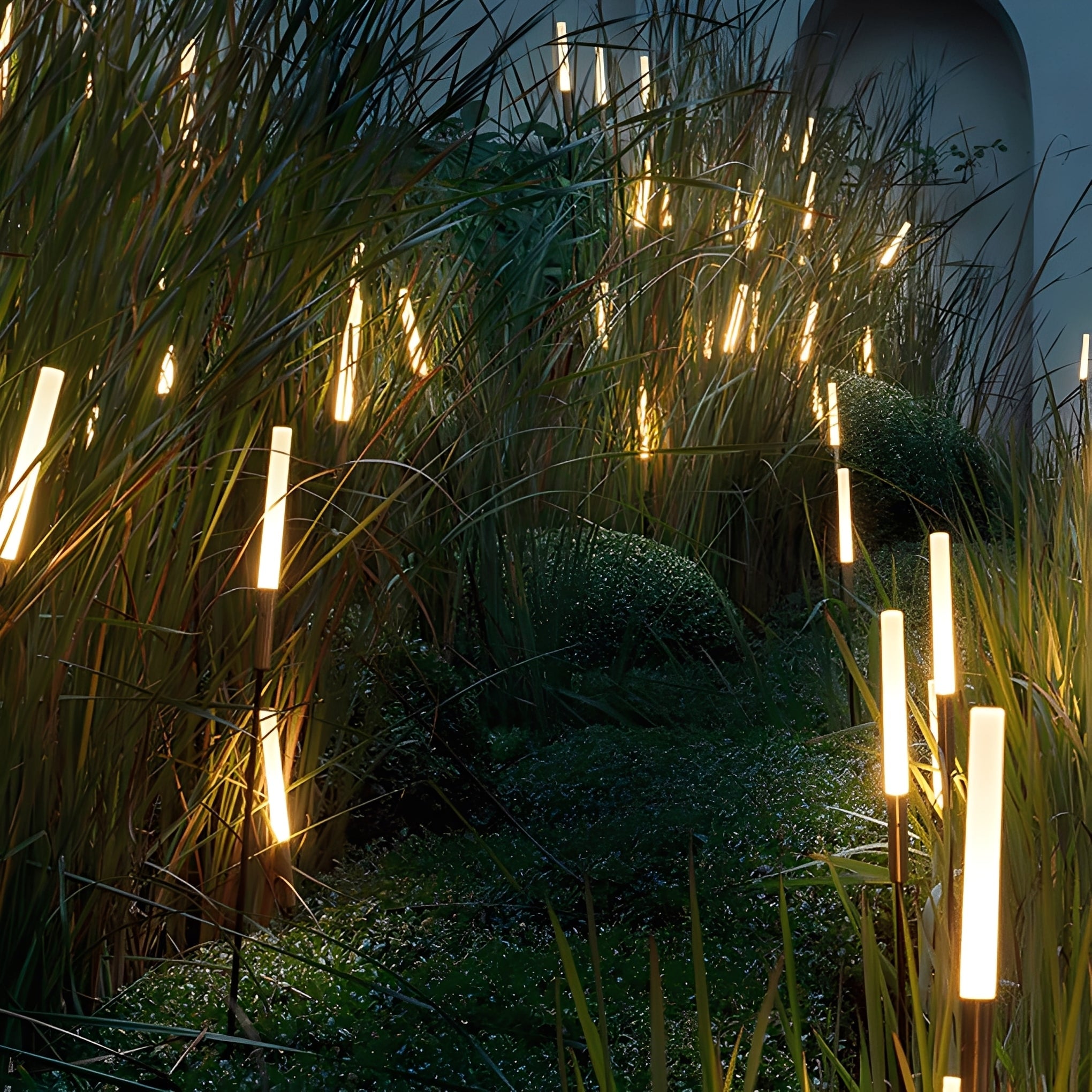 Dekorativ soldriven trädgårdslampa med naturinspirerad vassform
