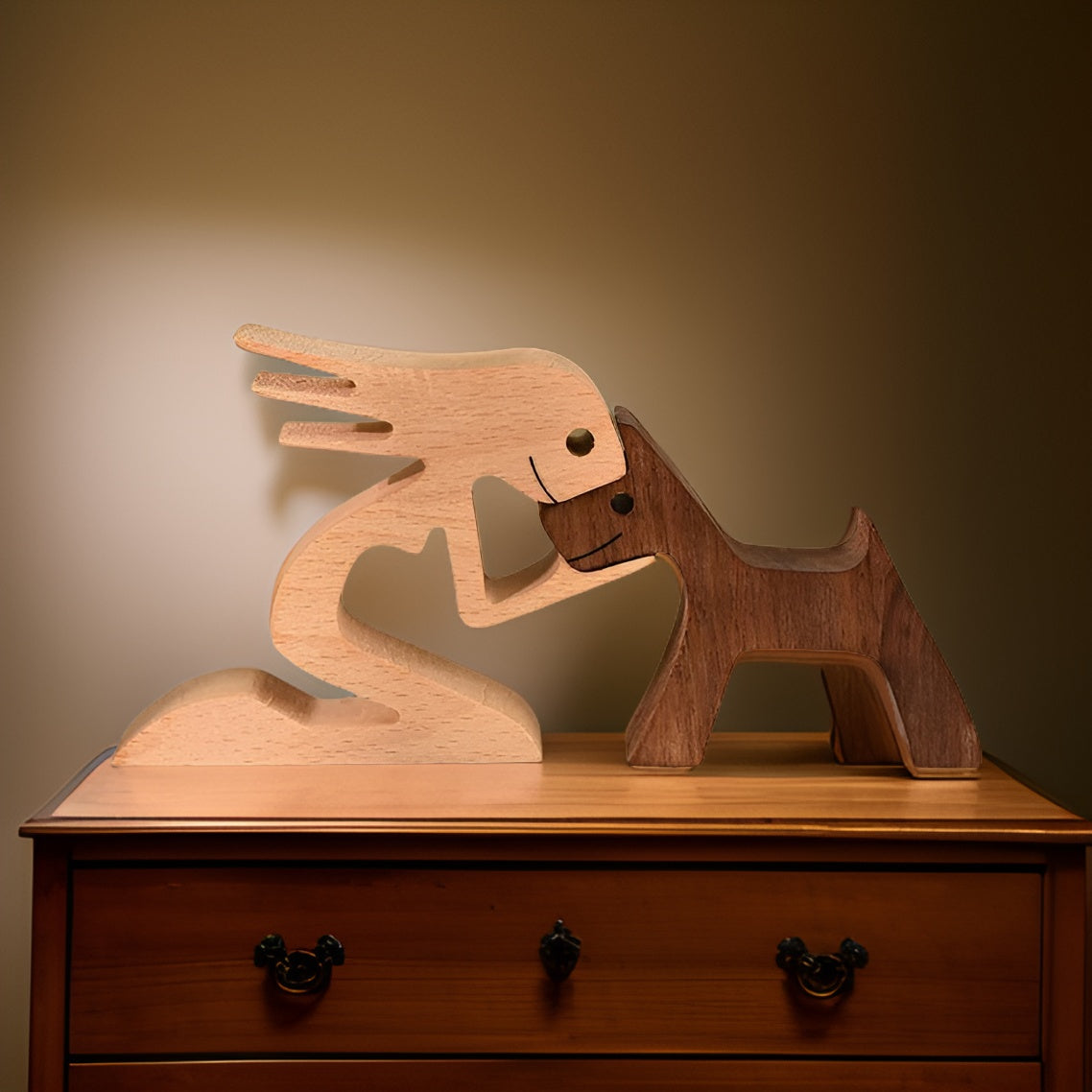 Träskulptur av hund och människa handgjord figur