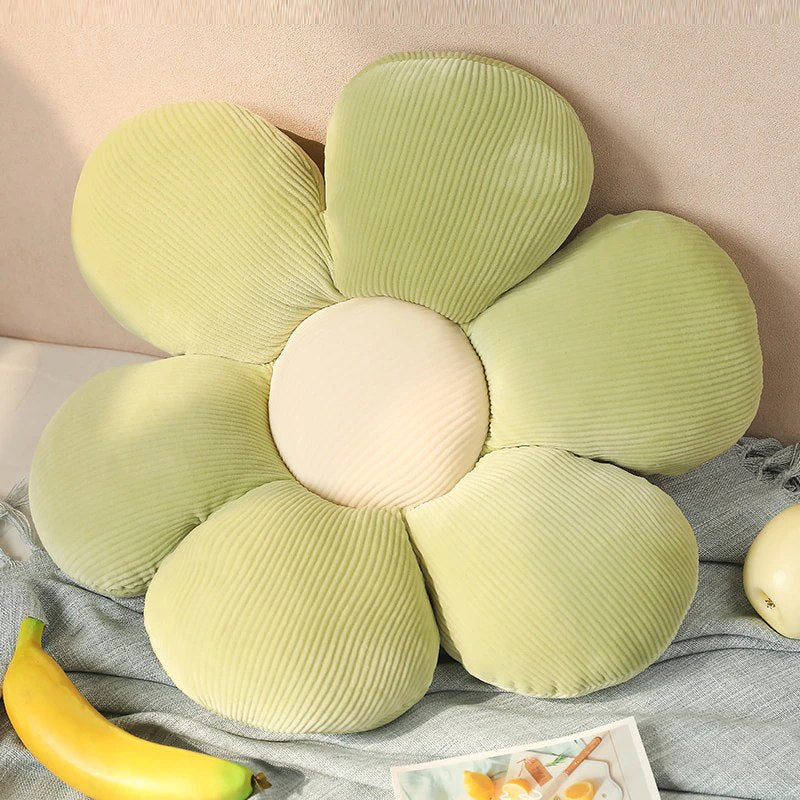 Blomformad soffkudde i sammet som detalj i vardagsrummet