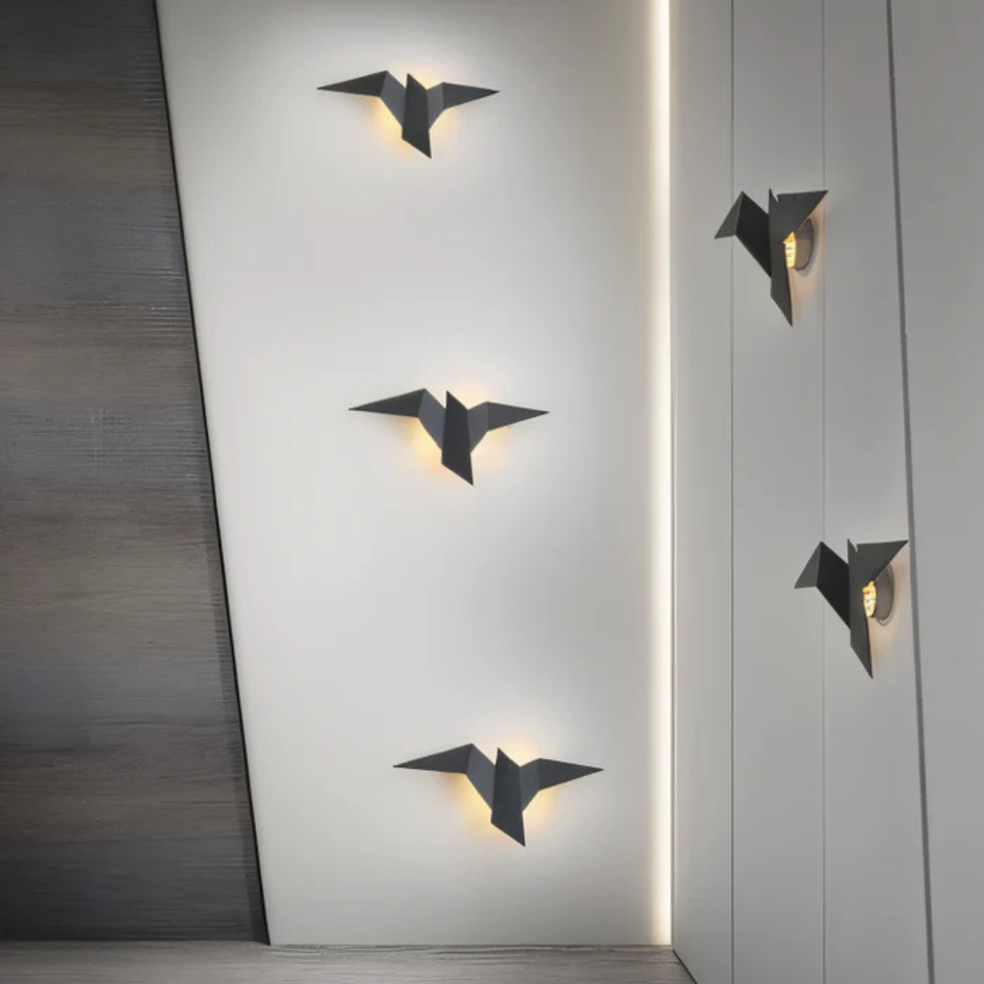 Origamiformad vägglampa som ger dekorativ inomhusbelysning