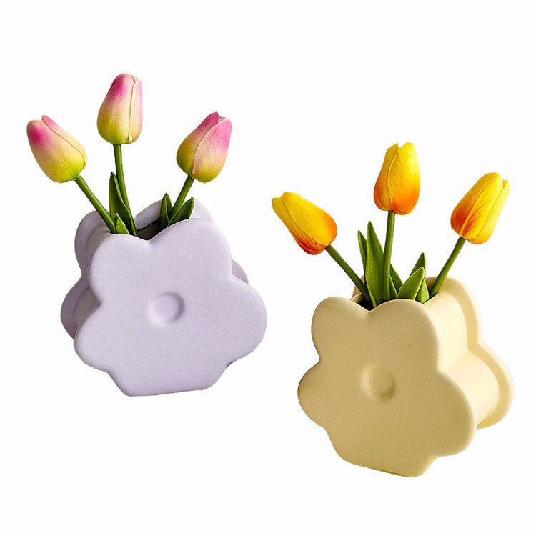 Keramiskt vas i blomform pastellfärgad