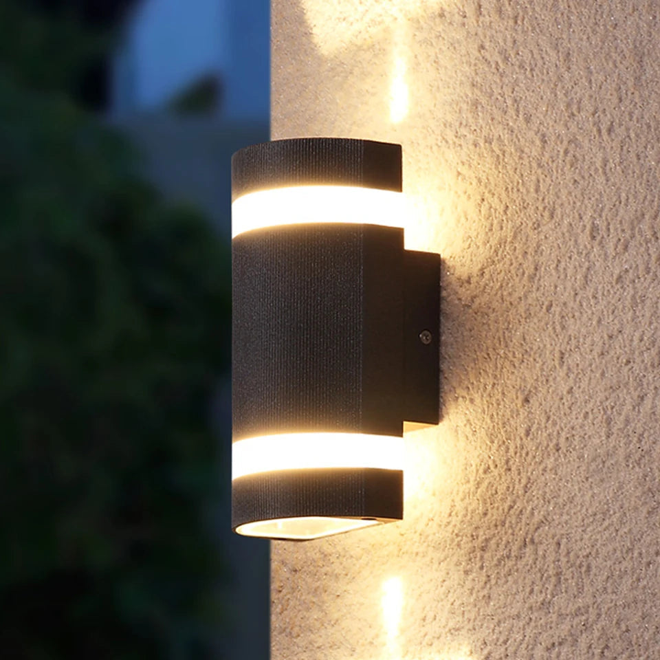 LED utomhusvägglampa svart cylindrisk design