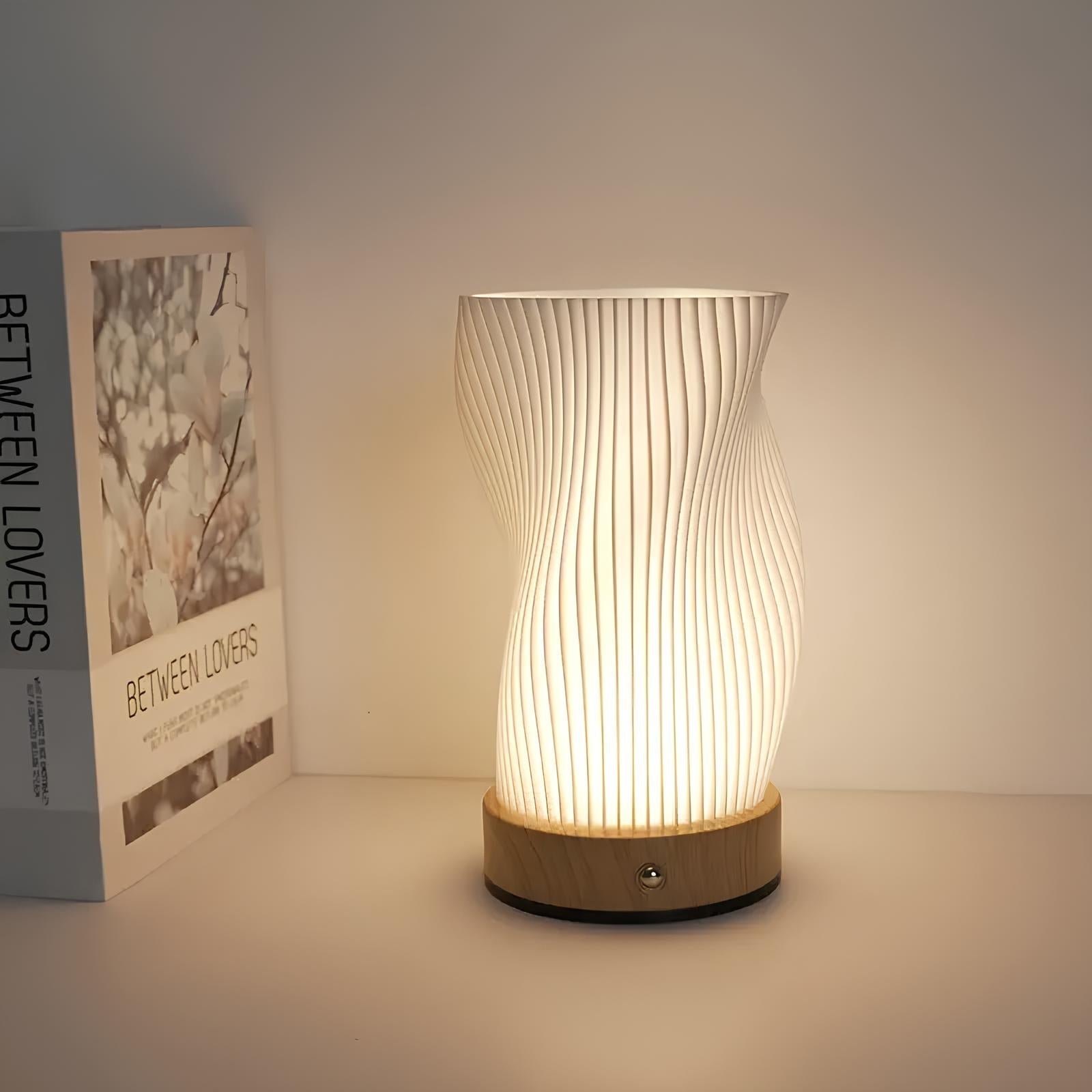 Vågformad designlampa som stämningsbelysning i sovrum