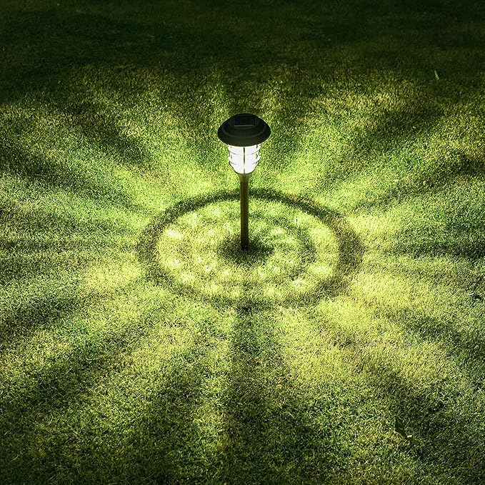 Närbild av solcellslampa med randigt mönster och LED-ljus
