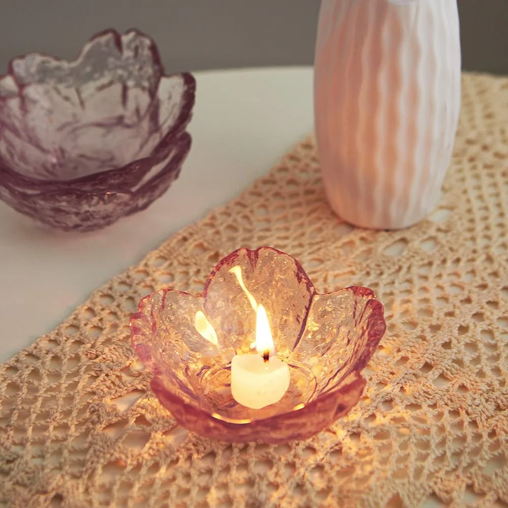 Ljuslykta i keramik med rosa blomdesign