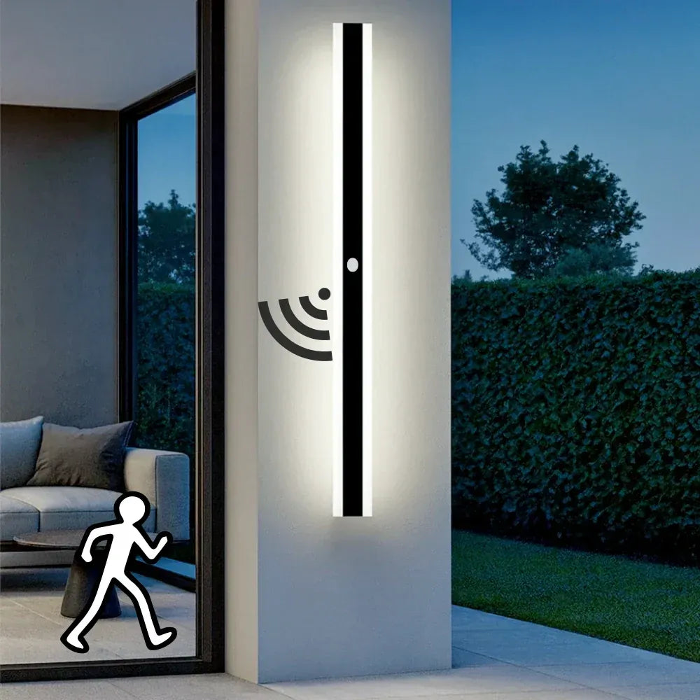 Modern antracitfärgad vägglampa monterad på yttervägg
