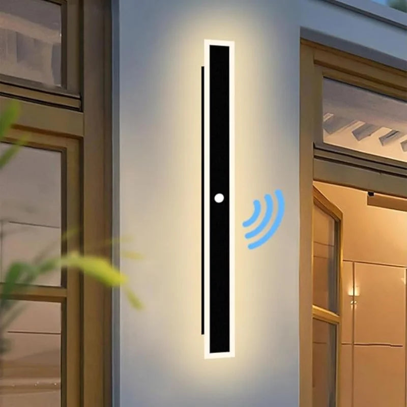 Vägglampa i antracit för utomhusbruk med inbyggd rörelsesensor